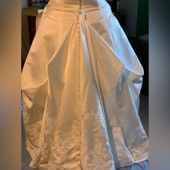 Gorgeous wedding dress that retails for 1200 but listing for 950 or best offer.